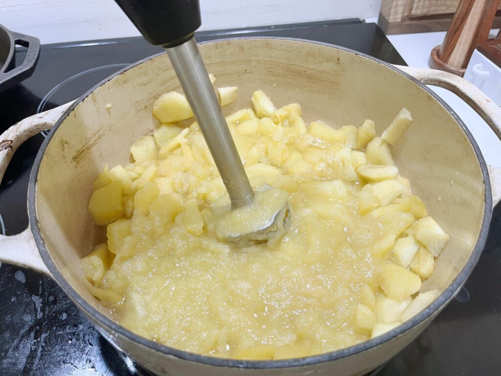 blending apples for apple butter